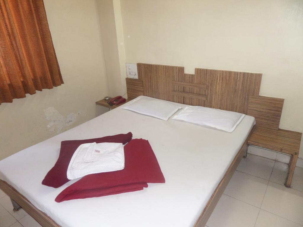 Hotel Sai Ratna Насик Номер фото